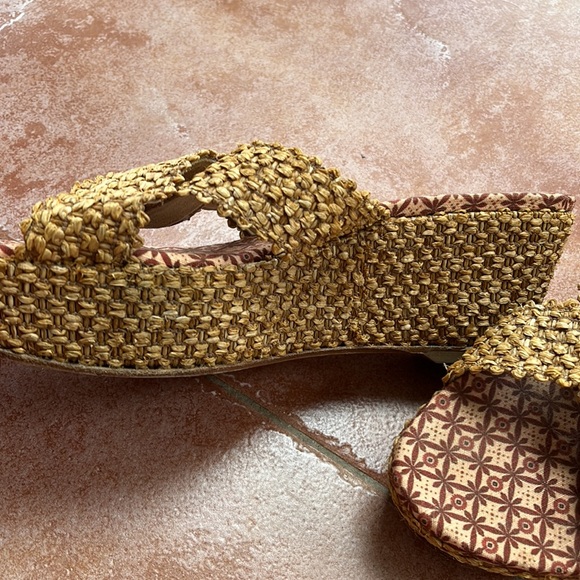 Theodora & Callum stuart weitzman - Picture 2 of 6